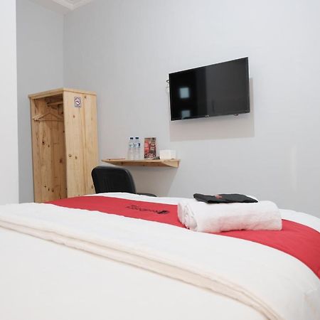 Hotel Reddoorz Syariah Near Siloam Hospital Kebon Jeruk Giacarta Esterno foto