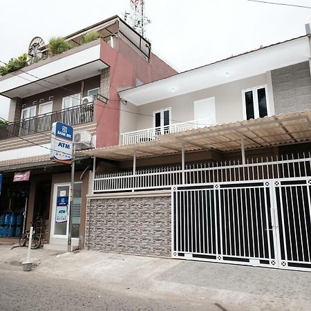 Hotel Reddoorz Syariah Near Siloam Hospital Kebon Jeruk Giacarta Esterno foto