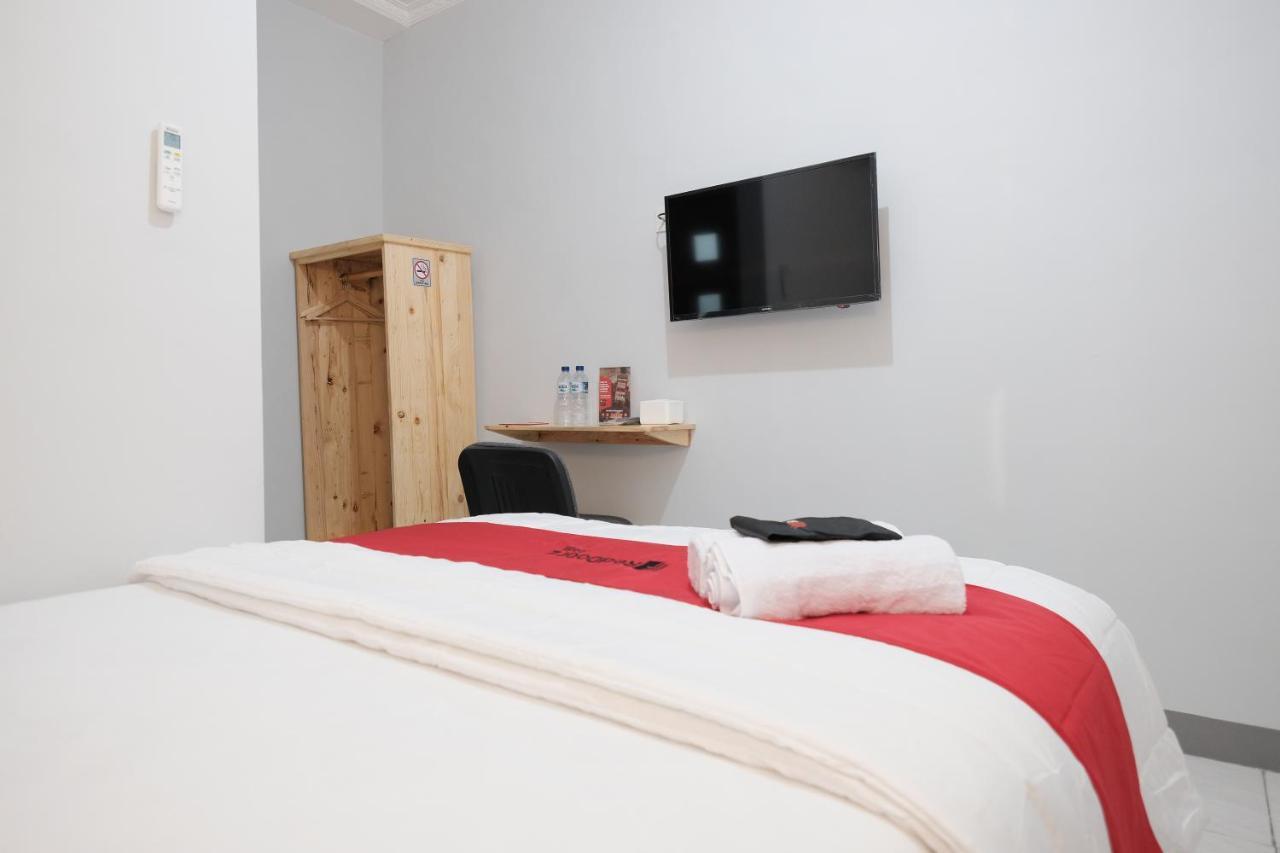 Hotel Reddoorz Syariah Near Siloam Hospital Kebon Jeruk Giacarta Esterno foto