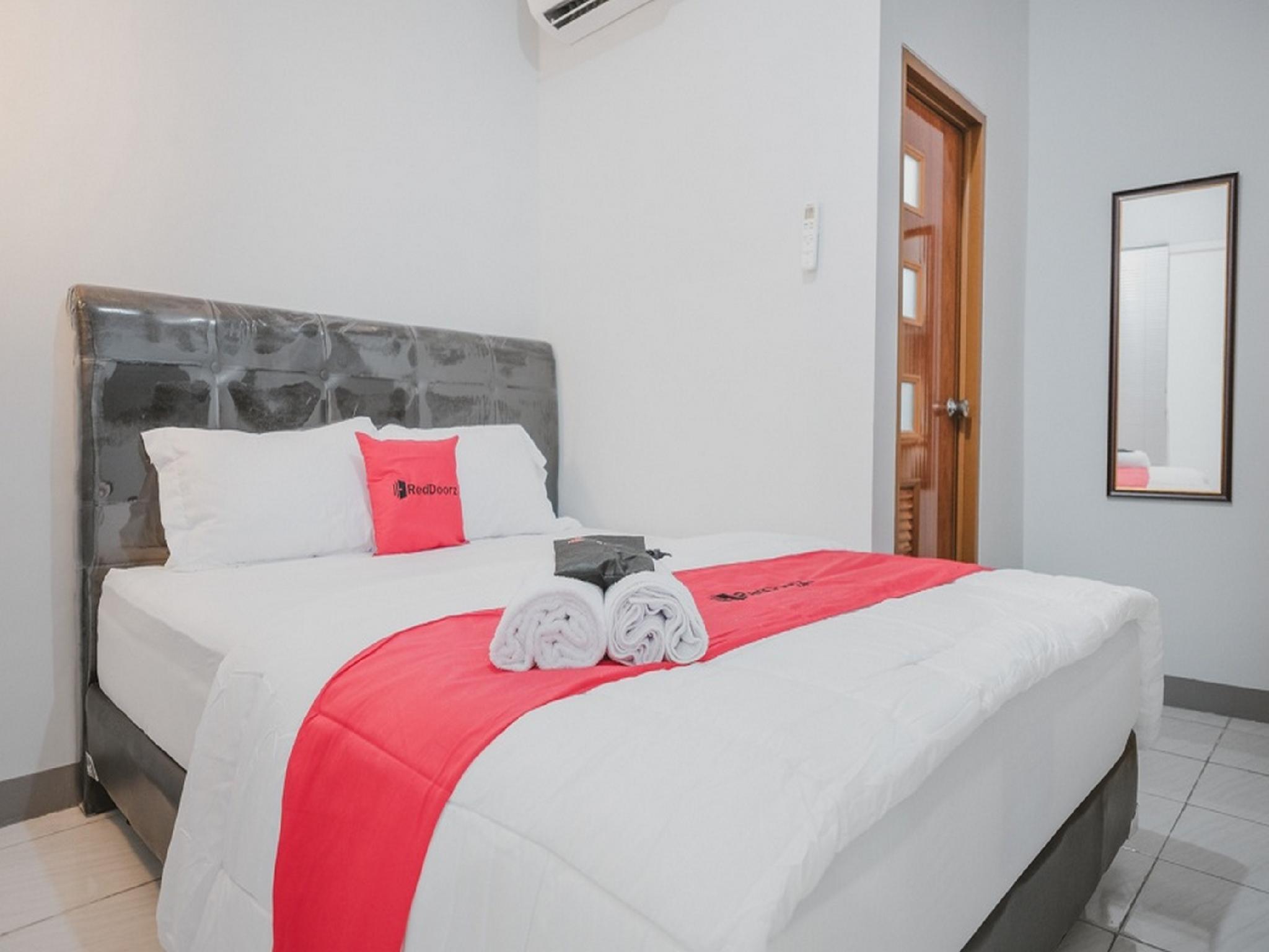 Hotel Reddoorz Syariah Near Siloam Hospital Kebon Jeruk Giacarta Esterno foto