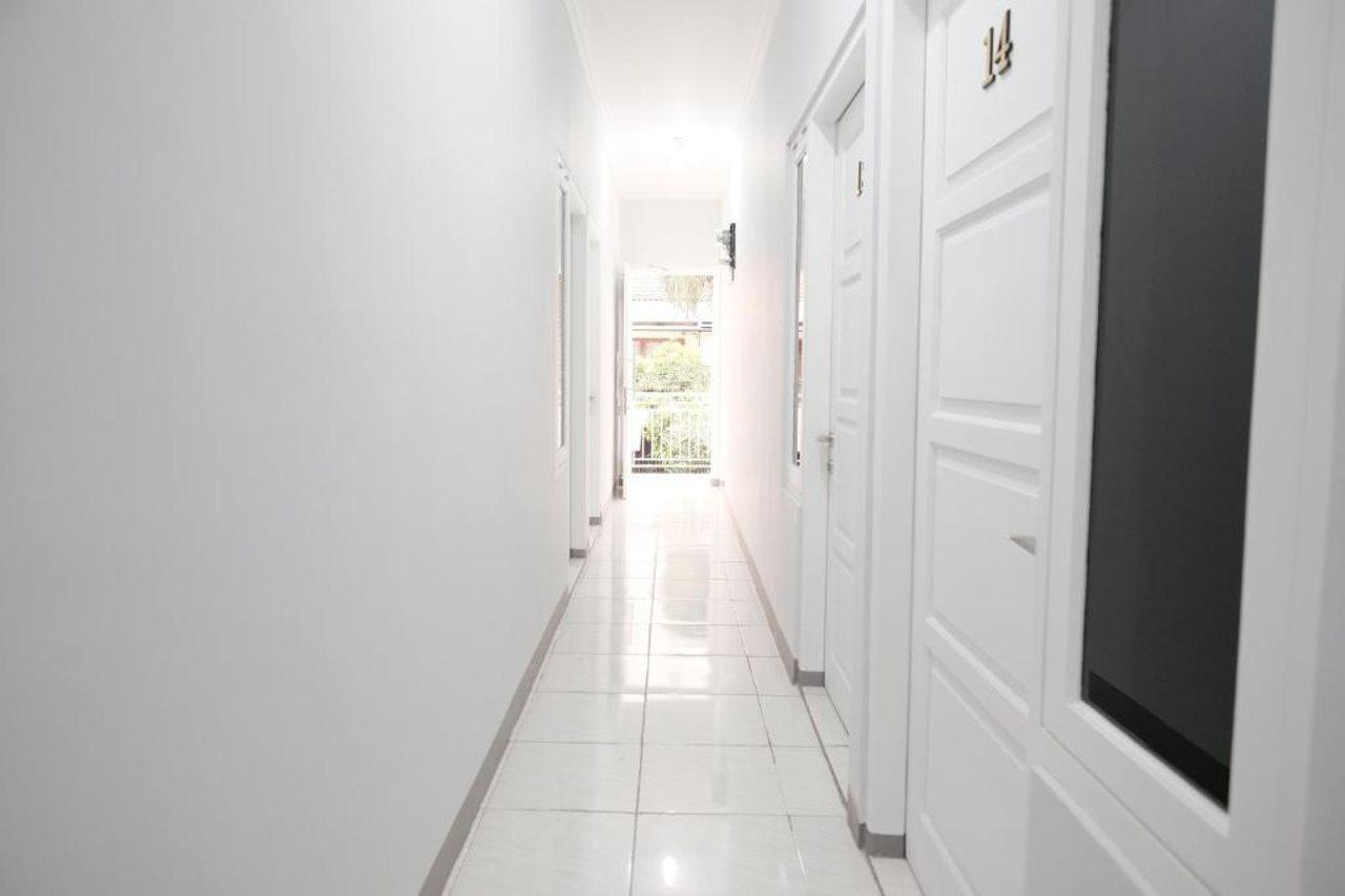 Hotel Reddoorz Syariah Near Siloam Hospital Kebon Jeruk Giacarta Esterno foto