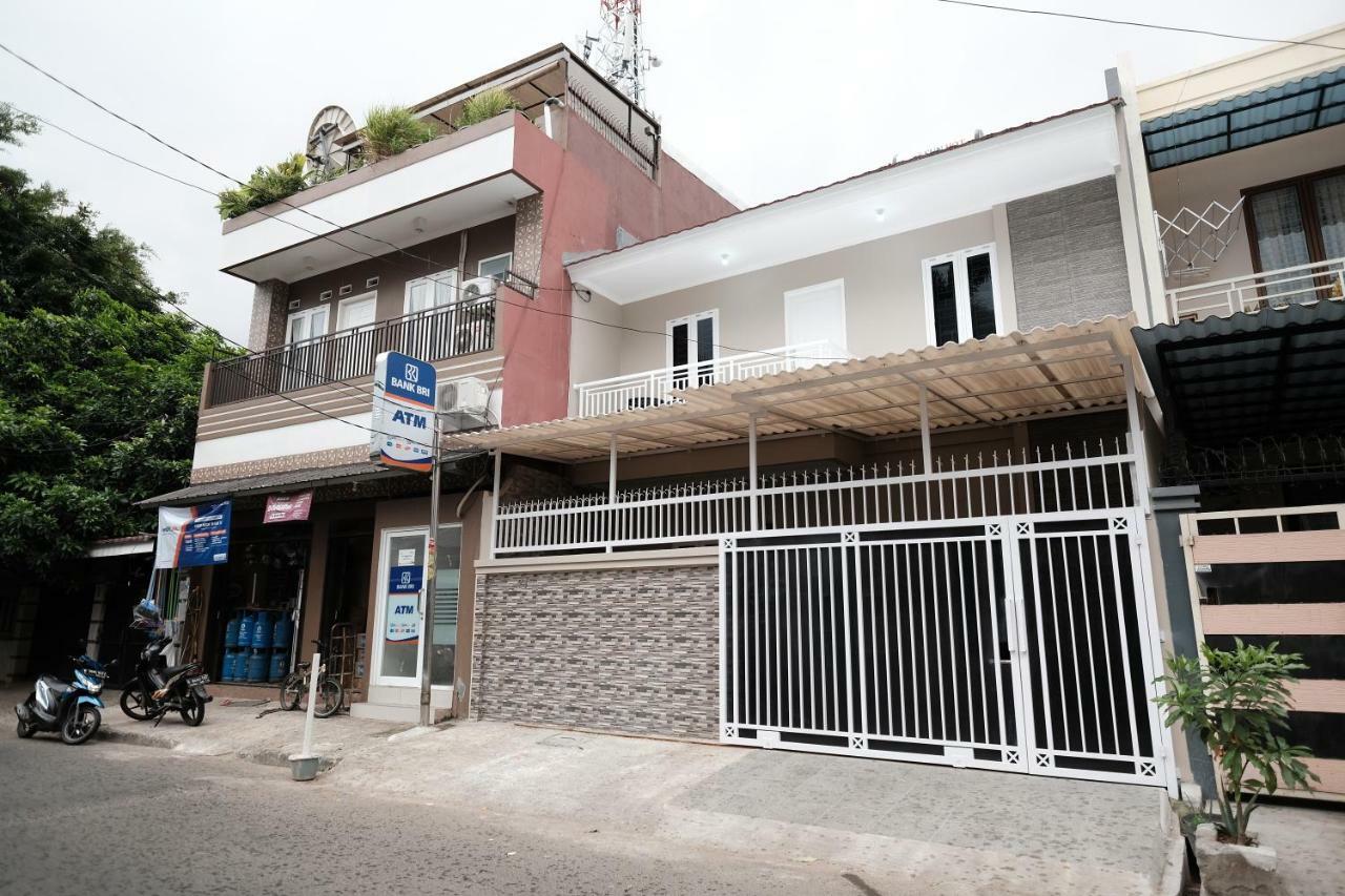 Hotel Reddoorz Syariah Near Siloam Hospital Kebon Jeruk Giacarta Esterno foto