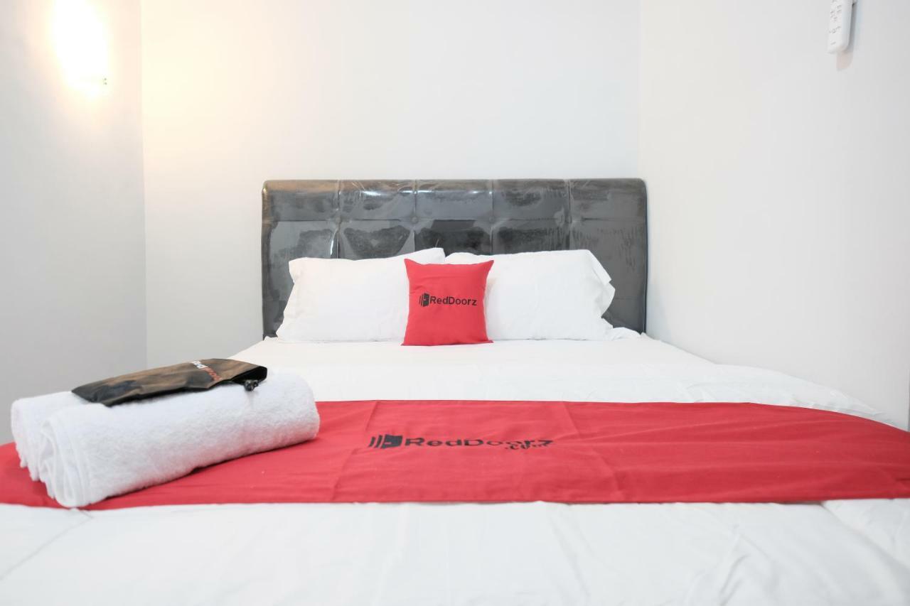 Hotel Reddoorz Syariah Near Siloam Hospital Kebon Jeruk Giacarta Esterno foto