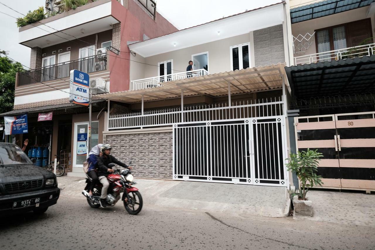 Hotel Reddoorz Syariah Near Siloam Hospital Kebon Jeruk Giacarta Esterno foto