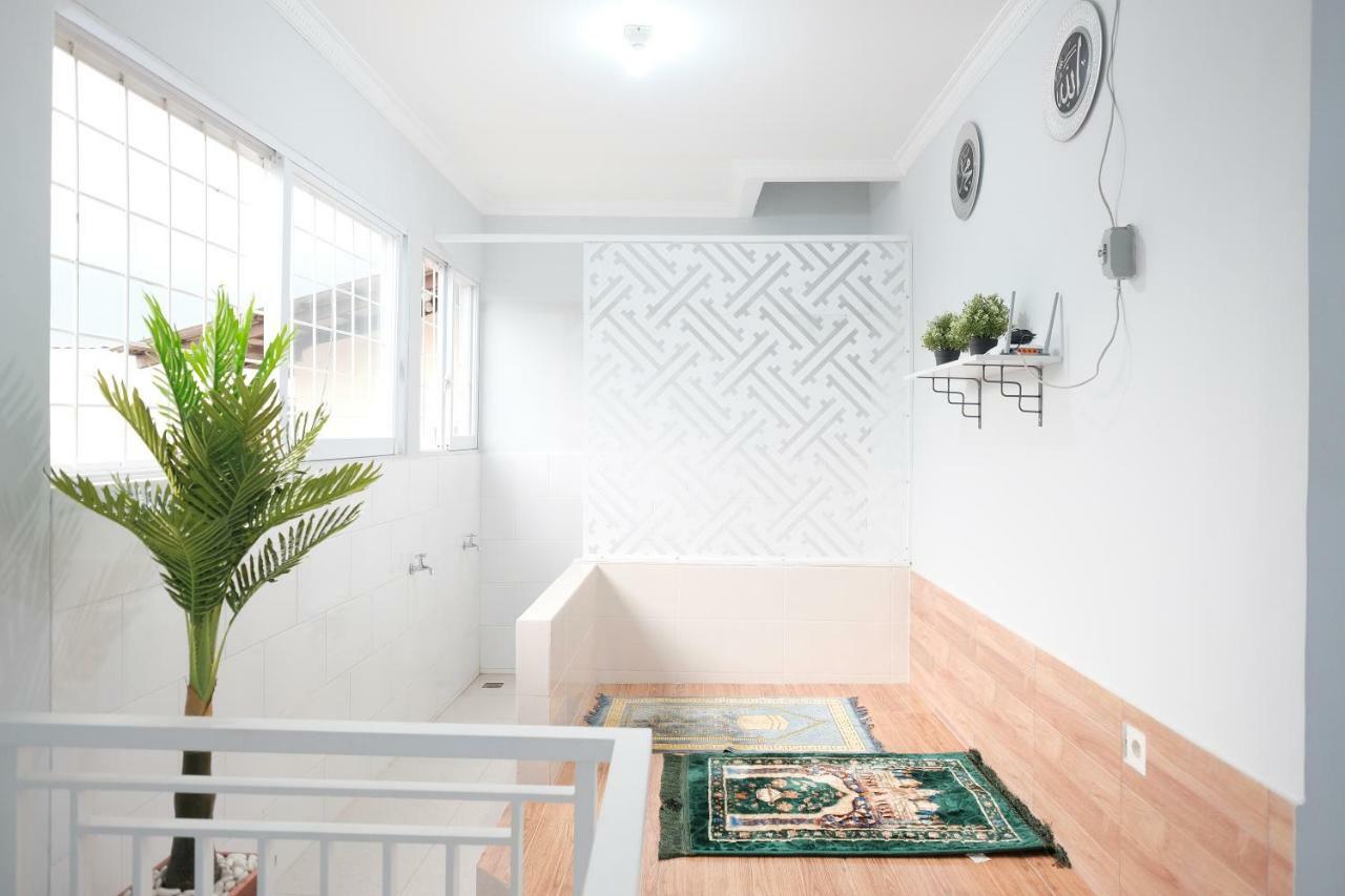 Hotel Reddoorz Syariah Near Siloam Hospital Kebon Jeruk Giacarta Esterno foto