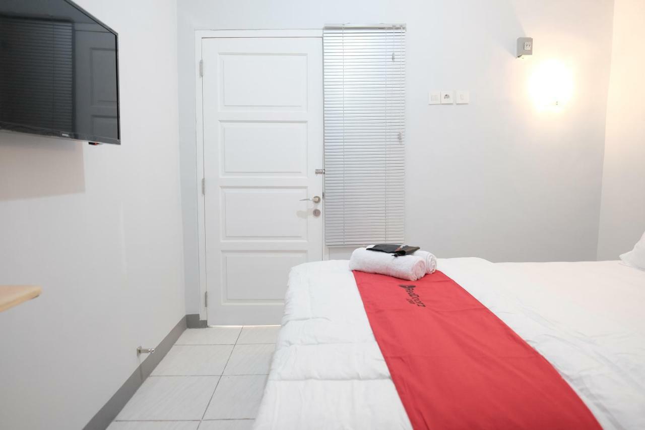 Hotel Reddoorz Syariah Near Siloam Hospital Kebon Jeruk Giacarta Esterno foto