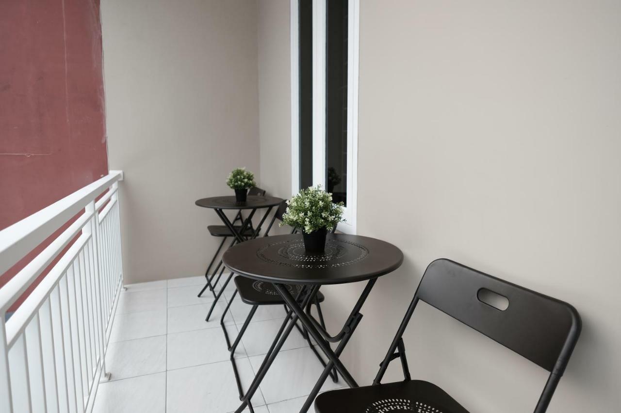Hotel Reddoorz Syariah Near Siloam Hospital Kebon Jeruk Giacarta Esterno foto