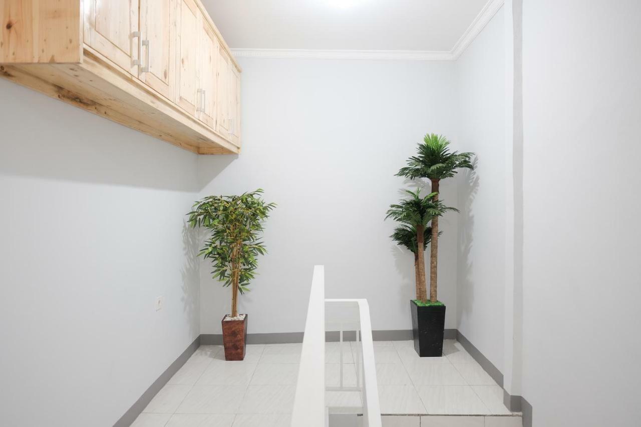 Hotel Reddoorz Syariah Near Siloam Hospital Kebon Jeruk Giacarta Esterno foto