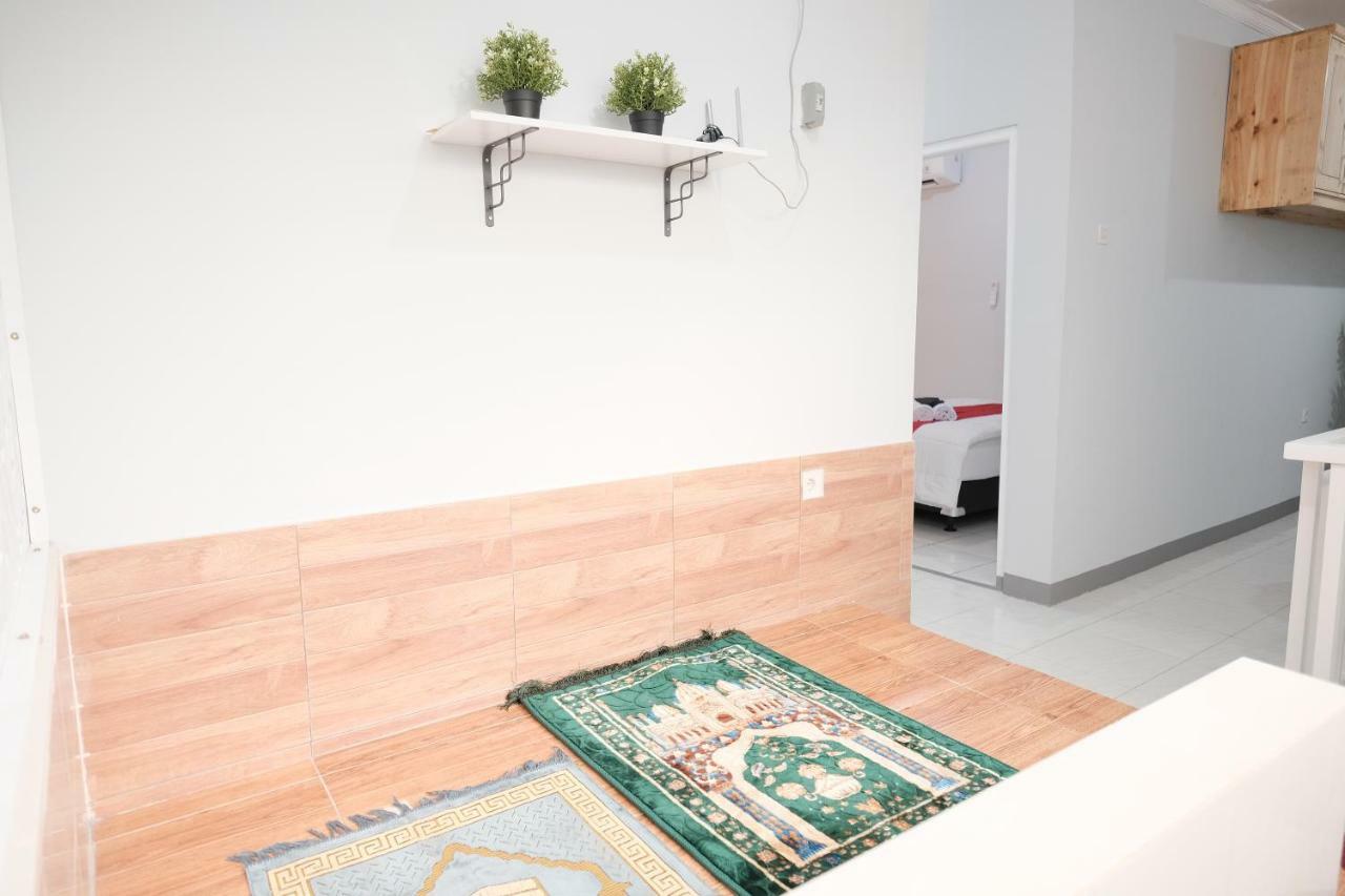 Hotel Reddoorz Syariah Near Siloam Hospital Kebon Jeruk Giacarta Esterno foto