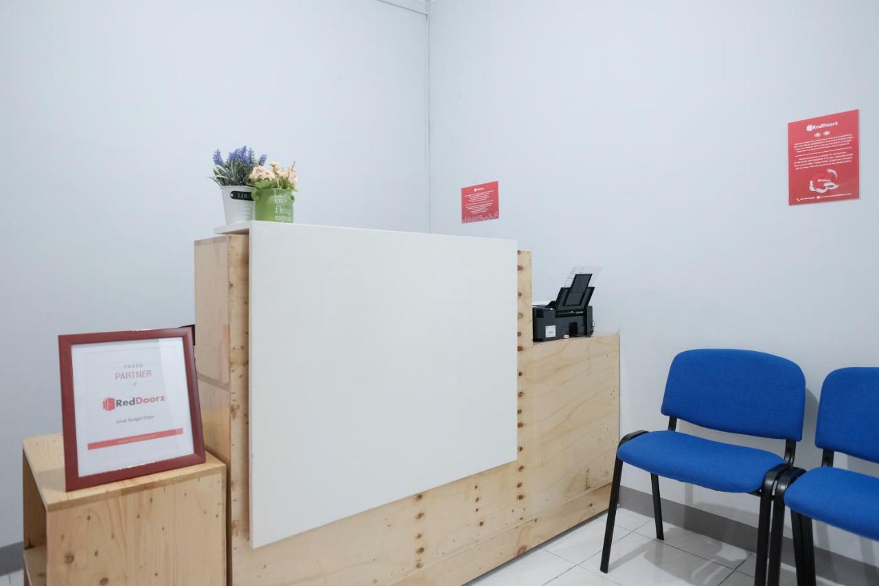 Hotel Reddoorz Syariah Near Siloam Hospital Kebon Jeruk Giacarta Esterno foto
