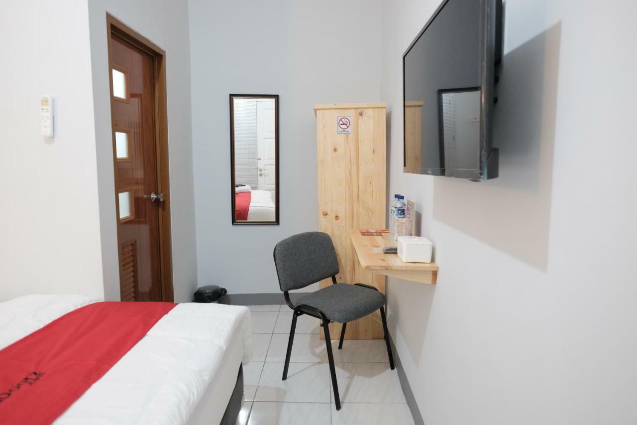 Hotel Reddoorz Syariah Near Siloam Hospital Kebon Jeruk Giacarta Esterno foto