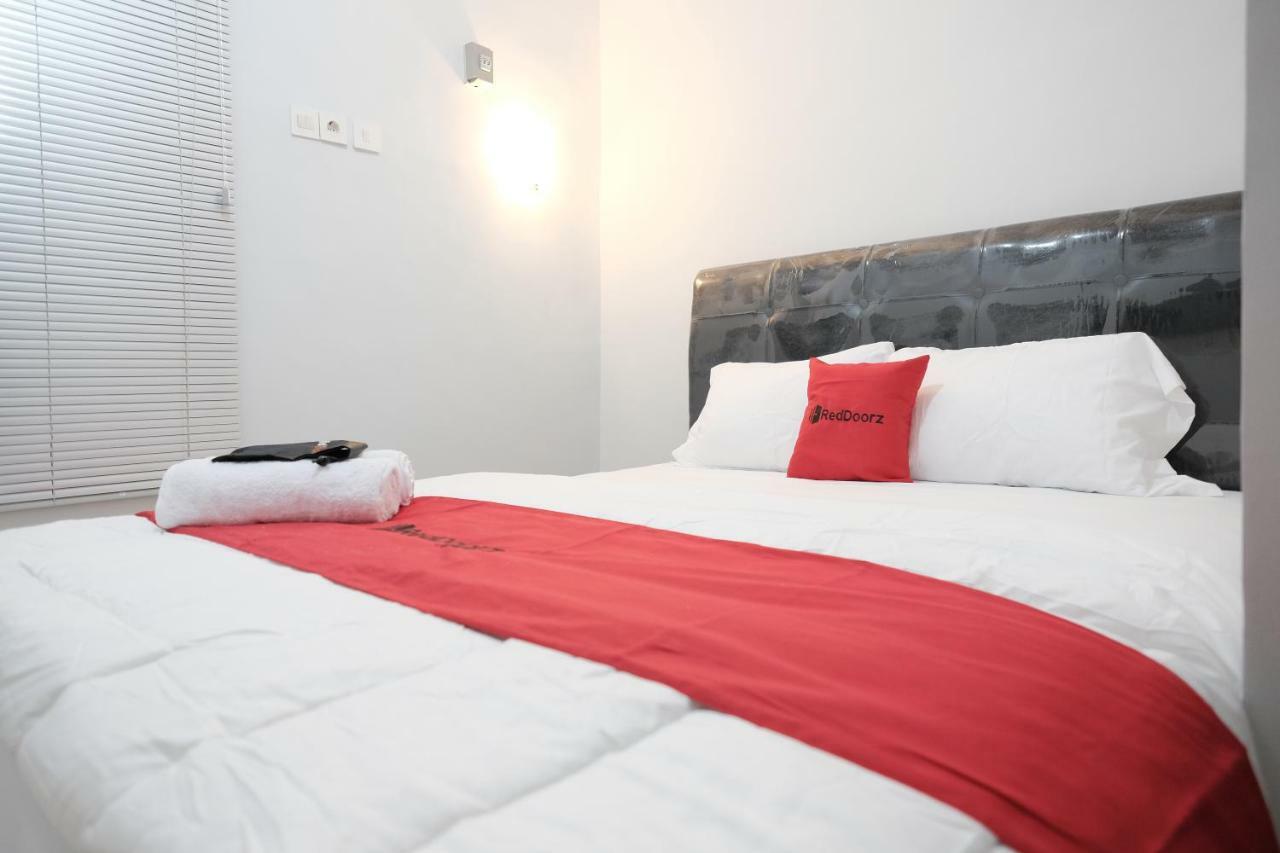 Hotel Reddoorz Syariah Near Siloam Hospital Kebon Jeruk Giacarta Esterno foto